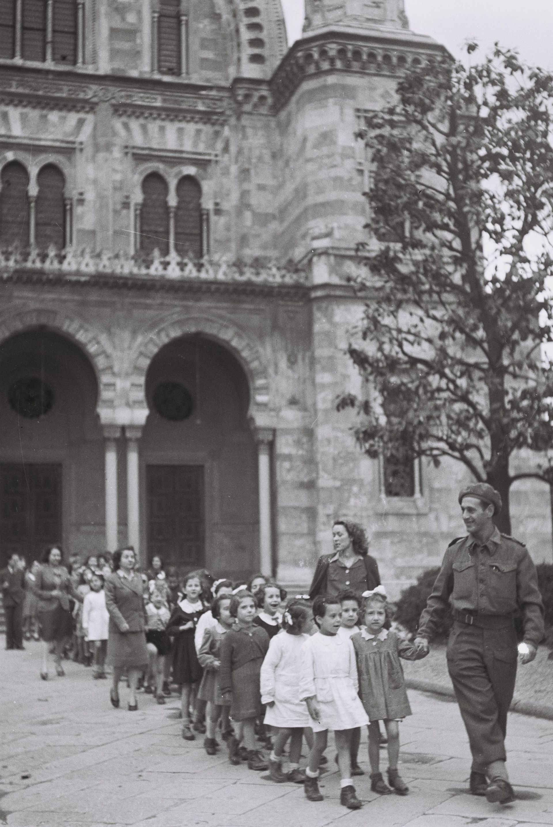 Un soldato della brigata si occupa dei bambini con le infermiere dell'Agenzia Ebraica a Firenze (National Photo Collection of Israel - Wikimedia commons)