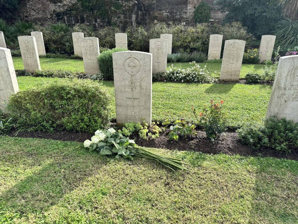 Papa Francesco, messa defunti al Rome War Cemetery CWGC