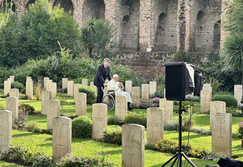 Papa Francesco, messa defunti al Rome War Cemetery CWGC