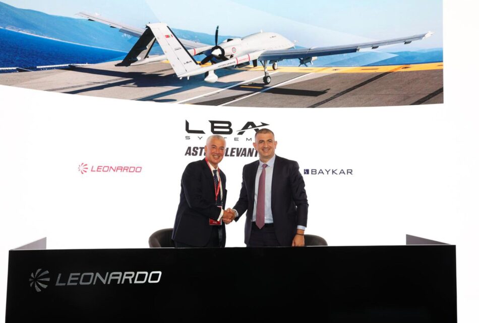 Dirigenti di Leonardo e Baykar presentano LBA Systems al Farnborough Airshow con il drone Astore Levante, nuovo sistema a pilotaggio remoto sviluppato in Italia.