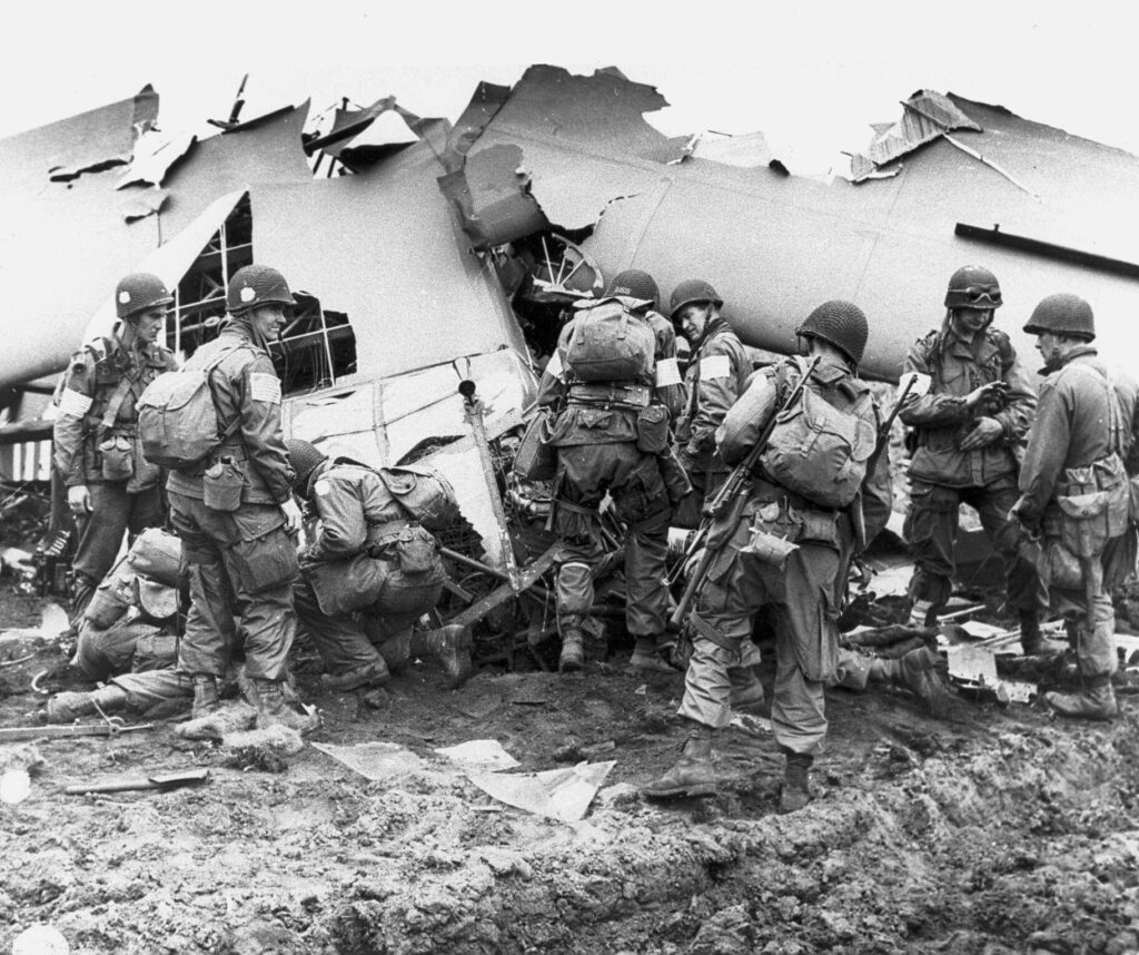 Paracadutisti della 101ª nei Paesi Bassi ispezionano un aliante precipitato (Us Signal Corps)