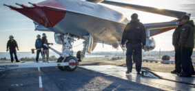 MQ-25A Stingray sul ponte della portaerei USS George H.W. Bush