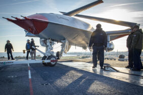 MQ-25A Stingray sul ponte della portaerei USS George H.W. Bush