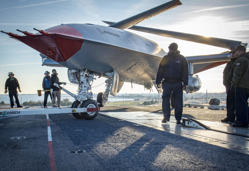 MQ-25A Stingray sul ponte della portaerei USS George H.W. Bush