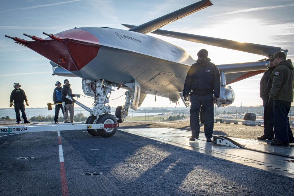 MQ-25A Stingray sul ponte della portaerei USS George H.W. Bush