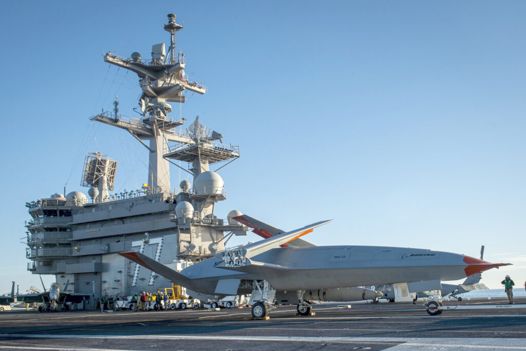 MQ-25A Stingray sul ponte della portaerei USS George H.W. Bush durante le operazioni