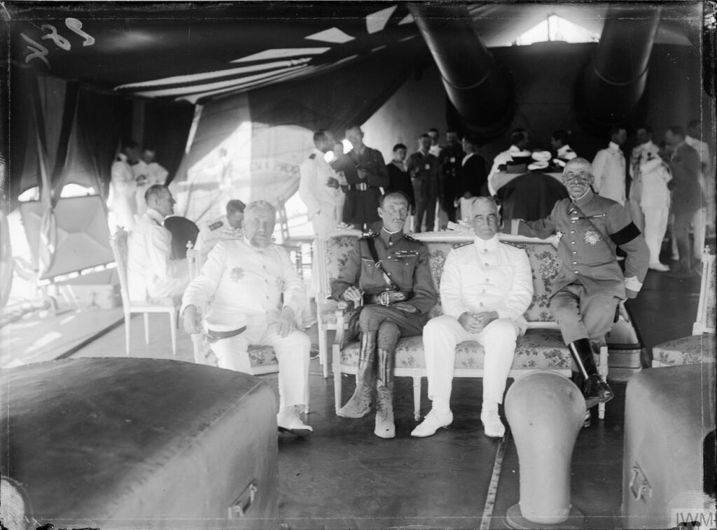 I quattro comandanti in capo delle forze alleate riuniti sulla HMS Queen Elizabeth presso i Dardanelli nel 1915. Da sinistra: il viceammiraglio Augustin Boué de Lapeyrère, il generale Sir Ian Hamilton, il viceammiraglio John de Robeck e il generale Maurice Camille Bailloud (IWM)