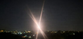 Il personale della Joint Task Force Southern Border utilizza il sistema laser ad alta energia multi-missione dell'Esercito per ingaggiare e neutralizzare tre sistemi aerei senza pilota ostili lungo il confine meridionale degli Stati Uniti, il 25 agosto 2026. Attualmente, circa 8.000 militari sono schierati nell'ambito della task force per tutelare l'integrità territoriale statunitense, potenziando la consapevolezza situazionale, accelerando i tempi di risposta e supportando le forze dell'ordine federali partner. (U.S. Army Photo by Sgt. Daniel Huerta)