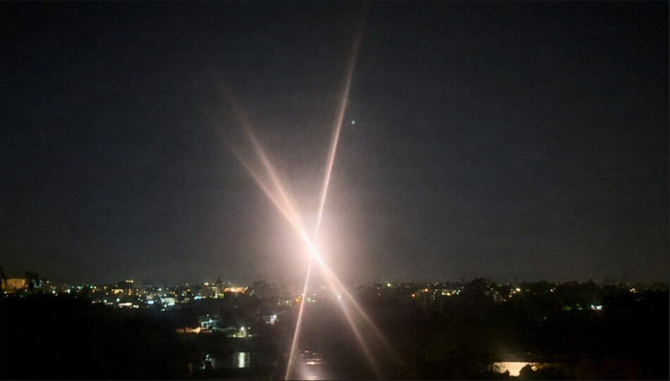Il personale della Joint Task Force Southern Border utilizza il sistema laser ad alta energia multi-missione dell'Esercito per ingaggiare e neutralizzare tre sistemi aerei senza pilota ostili lungo il confine meridionale degli Stati Uniti, il 25 agosto 2026. Attualmente, circa 8.000 militari sono schierati nell'ambito della task force per tutelare l'integrità territoriale statunitense, potenziando la consapevolezza situazionale, accelerando i tempi di risposta e supportando le forze dell'ordine federali partner. (U.S. Army Photo by Sgt. Daniel Huerta)