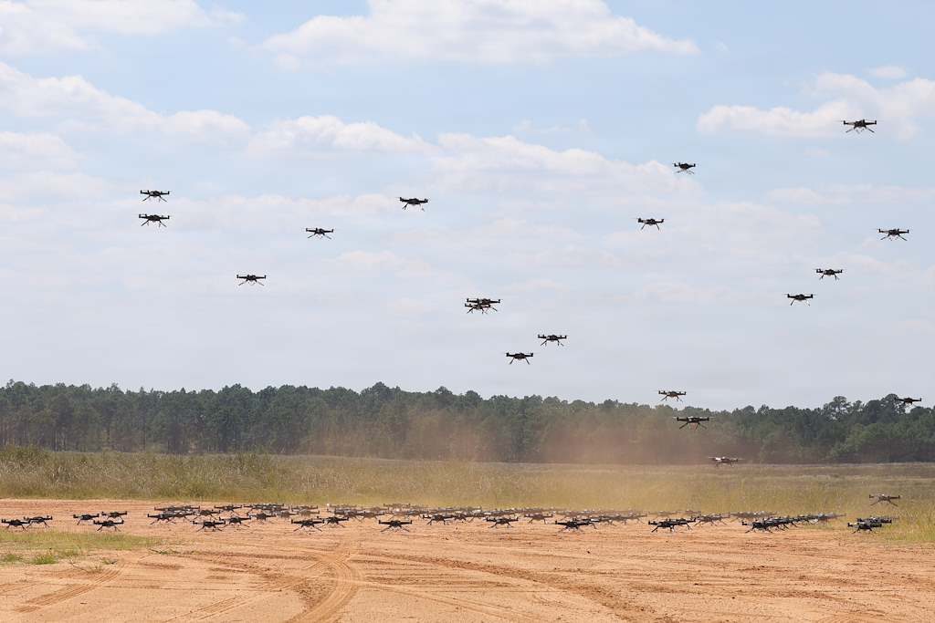 Piccoli sistemi aerei senza pilota vengono lanciati dalla Holland Drop Zone a Fort Bragg, nella Carolina del Nord, durante l'esercitazione Scarlet Dragon 26-3, il 16 settembre 2026. L'esercitazione ha messo alla prova la capacità dei droni di operare in sciame all'interno di uno scenario operativo simulato. Partner industriali e militari in forza al XVIII Corpo Aviotrasportato hanno valutato la capacità della piattaforma di operare in formazione coordinata, lanciando simultaneamente decine di velivoli da un'unica postazione. (Army Staff Sgt. Brandon Hocson)