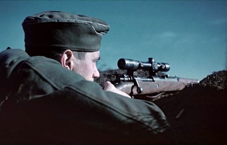 Cecchino tedesco con fucile Mauser 98k e cannocchiale sovietico PE sul fronte orientale prima di Stalingrado.