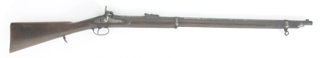 Fucile ad avancarica a percussione con canna in acciaio e cassa in legno, lungo circa 124 centimetri, ripreso di profilo su fondo neutro.