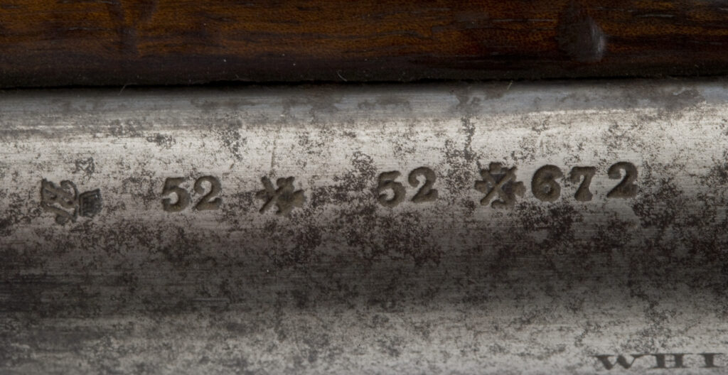Fucile ad avancarica a percussione con canna in acciaio e cassa in legno, lungo circa 124 centimetri, ripreso di profilo su fondo neutro.
