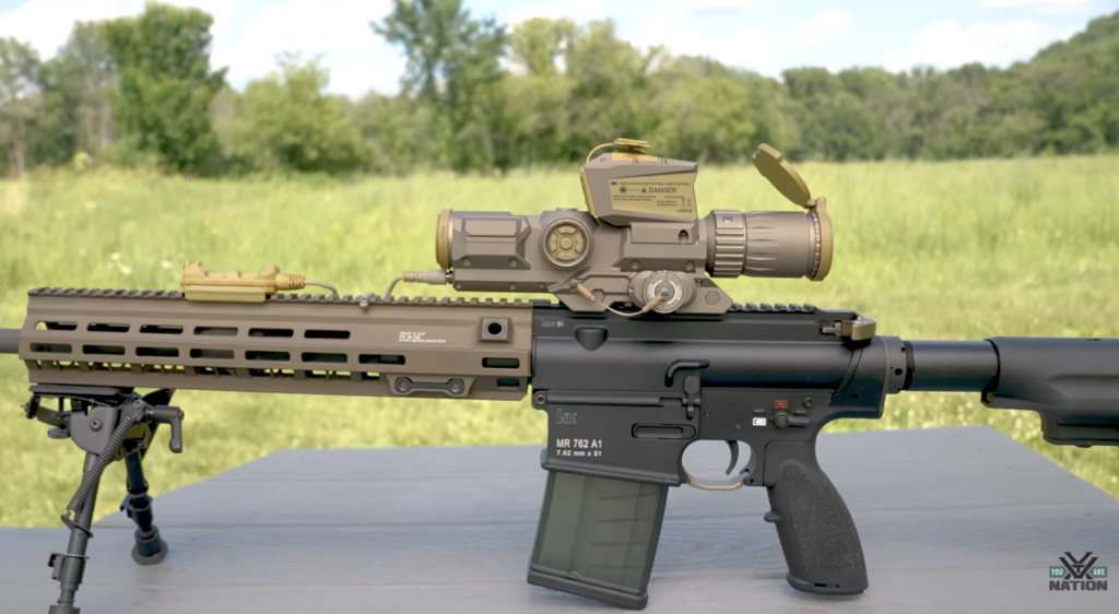 Fucile Heckler & Koch MR762 A1 calibro 7,62×51 con bipiede e ottica Vortex M157 con telemetro laser, su un tavolo all’aperto