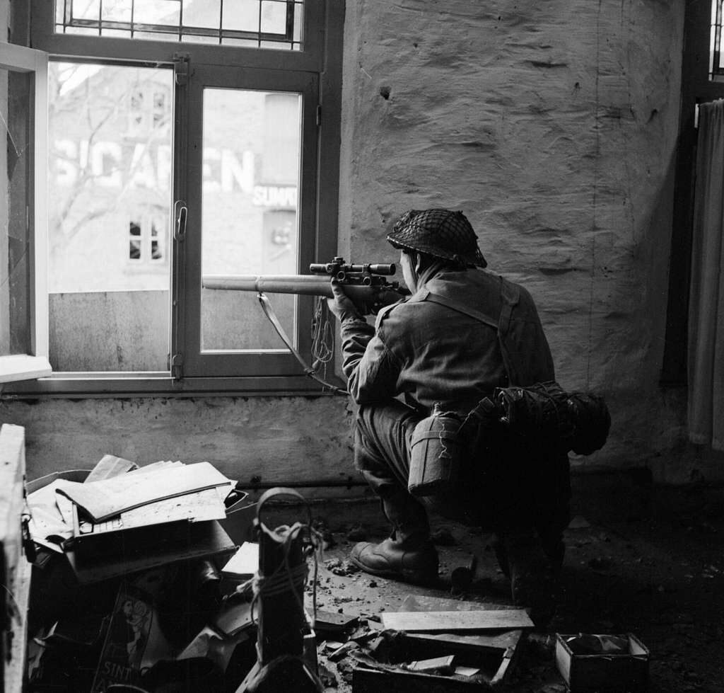 Un cecchino della C Company, 5th Battalion, Black Watch, in postazione in un edificio in rovina