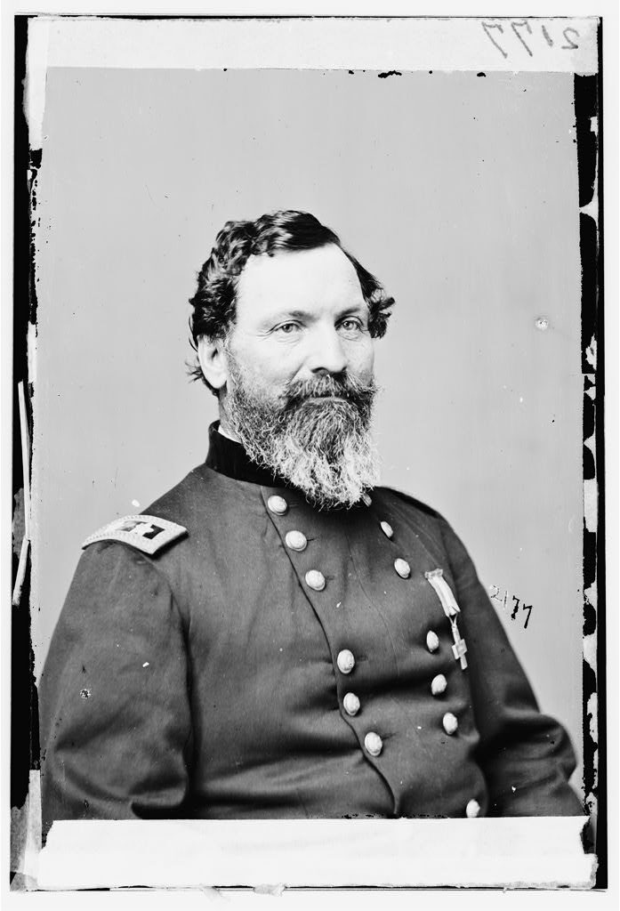 Ritratto fotografico d’epoca in bianco e nero di un ufficiale dell’esercito dell’Unione in uniforme, con barba e baffi, ripreso a mezzo busto.