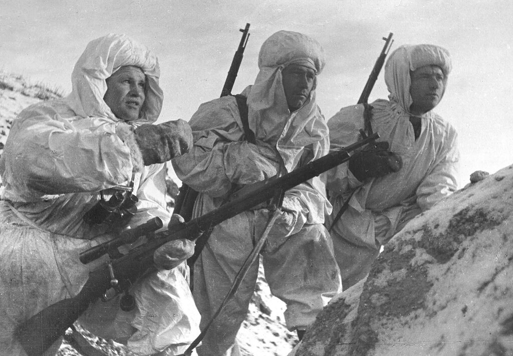 Vasily Zaytsev e altri cecchini sovietici con fucili Mosin-Nagant M1891/30 durante la battaglia di Stalingrado, dicembre 1942
